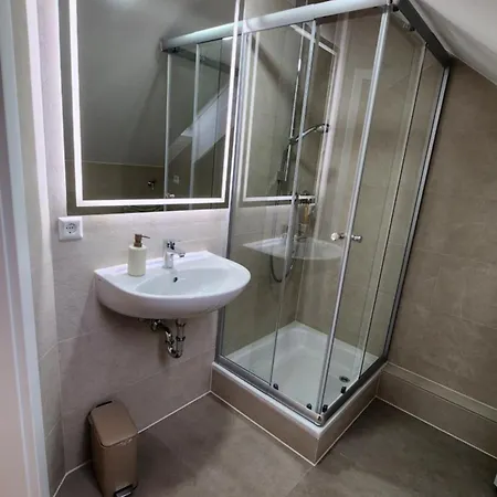 Apartment Seven Days *