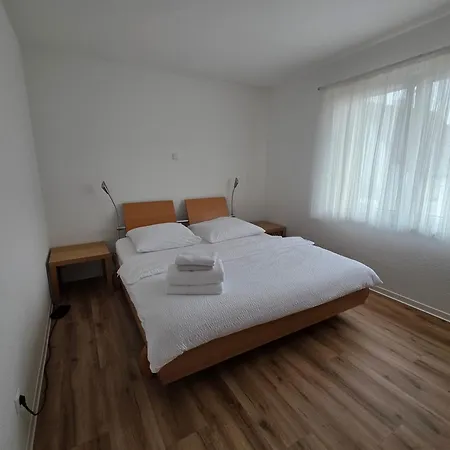 Seven Days Apartment *