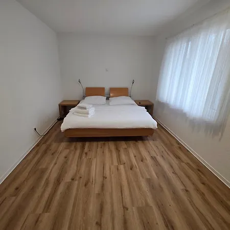 Seven Days Apartment *